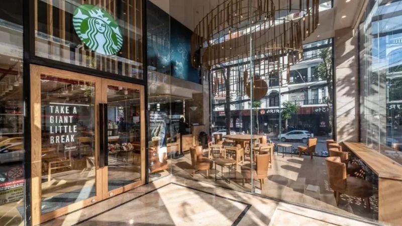 : Starbucks không chỉ bán cà phê, mà còn bán một trải nghiệm tổng thể, từ không gian, âm nhạc, mùi hương