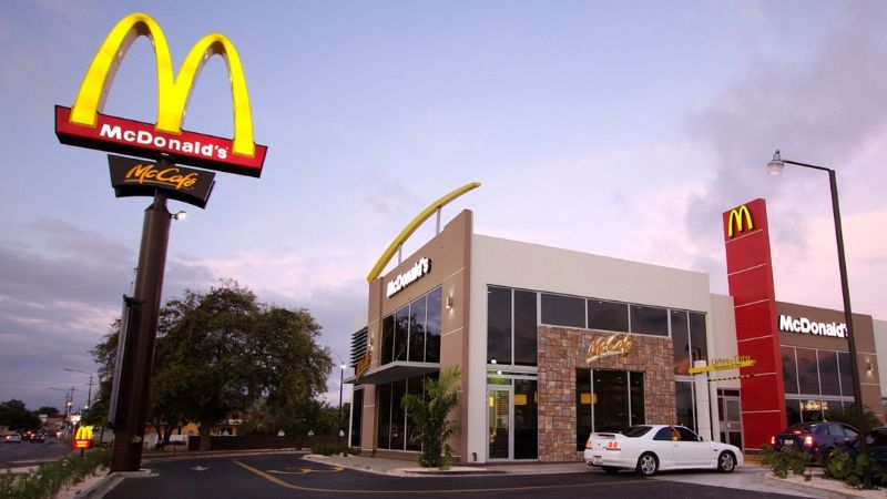 McDonald's đã chuẩn hóa quy trình chế biến và phục vụ để đảm bảo tính nhất quán và hiệu quả trên toàn cầu