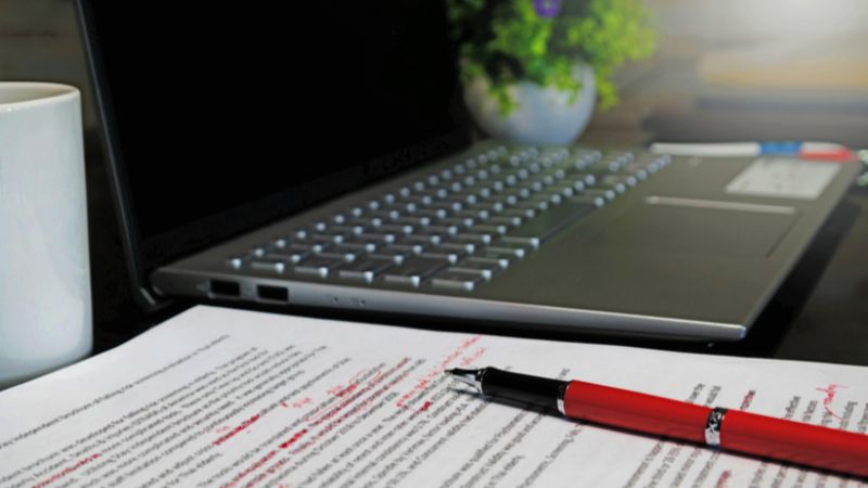 Quá trình biên tập bài viết Content Marketing trên giấy và máy tính, nhấn mạnh kỹ năng viết lách chuyên nghiệp