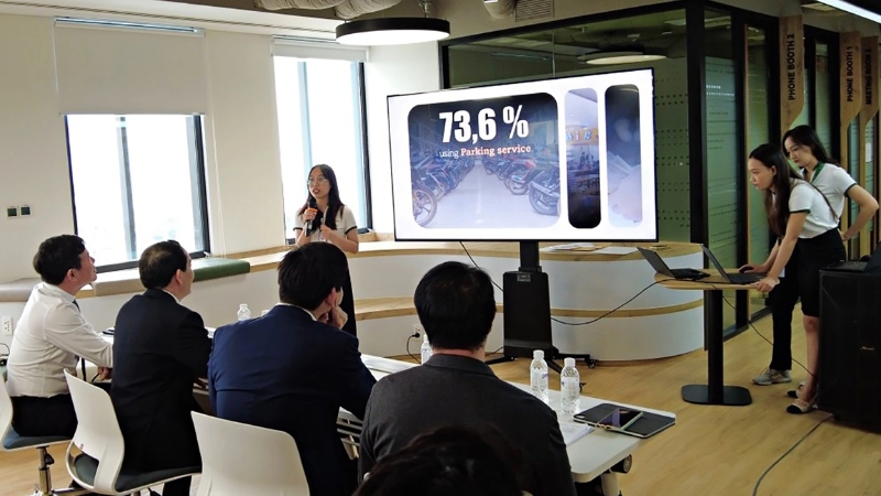 Có thể sử dụng các phương pháp như trình diễn sản phẩm trực tiếp, video, thuyết trình slide